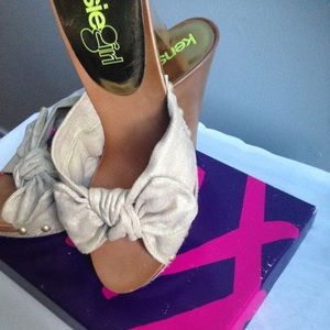 Womens Tan Bowtie Clog Sandal With Wood Bottom